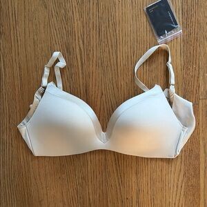 Seamless Molded T-Shirt Bra in Cream - Underoutfit size Medium NEW 🆕👀😳